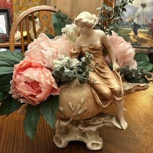 1920s flower vase in art deco style